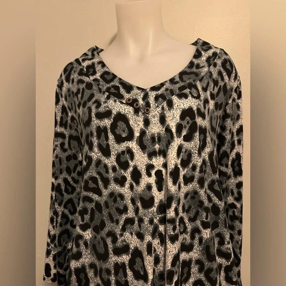 Monnturo 3X, plus sz, animal print, white, black, & grey tunic, loose fitting - Picture 2 of 3